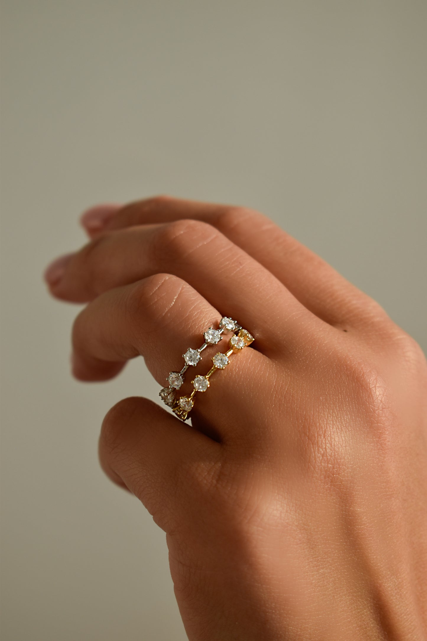 Two Pieces Round Cut Bar Stacked Bands